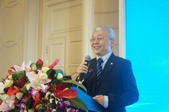 中國涂料工業(yè)協(xié)會秘書長閻永江先生主持2018中國涂料工業(yè)信息年會