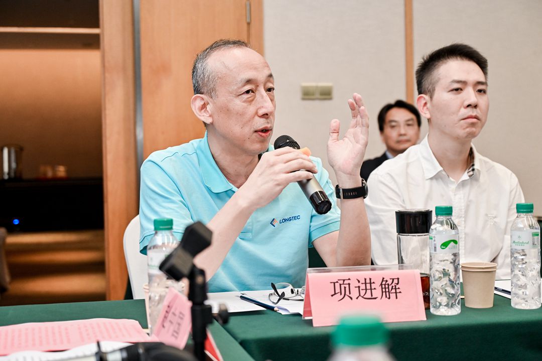 珠海市長陸工業(yè)自動控制系統(tǒng)股份有限公司副總經理/教授級高工項進解主持會議
